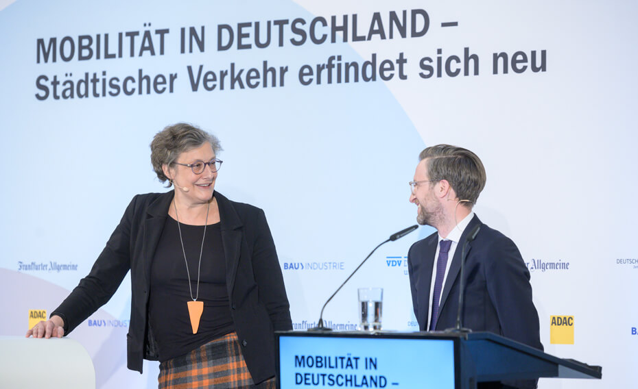 Kerstin Schwenn, Korrespondentin für Wirtschaftsthemen der F.A.Z. und Moderator Johannes Pennekamp, Ressortleiter Wirtschaftsberichterstattung der Frankfurter Allgemeinen Zeitung.