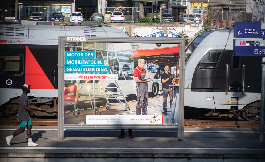 Kampagnenplakat am Düsseldorfer Bahnhof wirbt für #BesserWeiter.