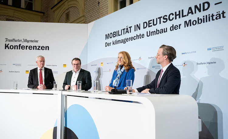 Podiumsdiskussion der Länderverkehrsminster*innen. Von links: Guido Beermann, Oliver Krischer, Petra Berg und F.A.Z.-Journalist Johannes Pennekamp.