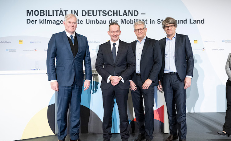 Von links: Tim Lorenz, Vizepräsident Verkehr des Hauptverbandes der Deutschen Bauindustrie, Volker Wissing, Bundesverkehrsminister, Karsten Schulze, Technikpräsident des ADAC und Oliver Wolff, Hauptgeschäftsführer des VDV.